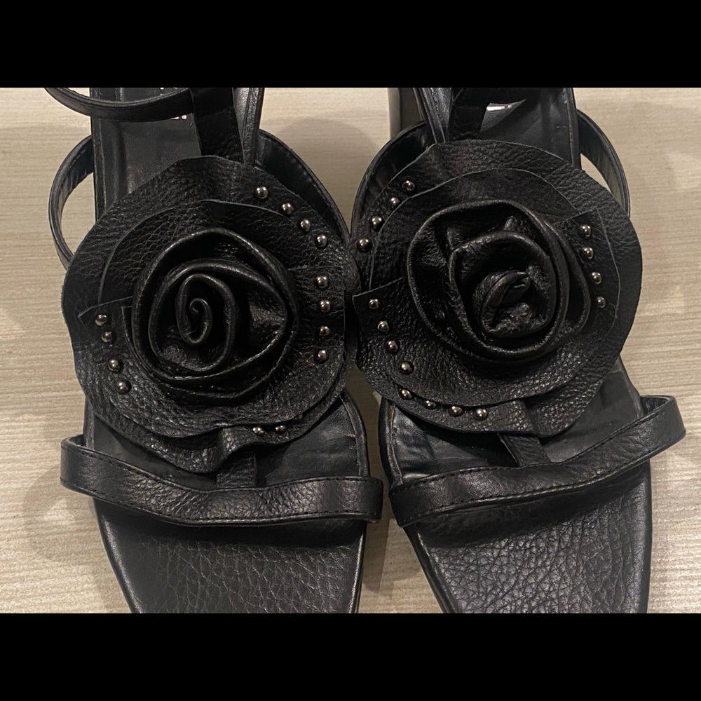 🌹 VanEli Black Leather Flower Heel Sandals Statement Heels 7N - Picture 2 of 9